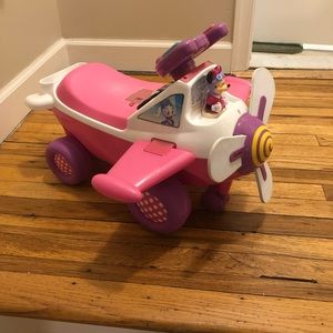 Minnie Mouse sit on airplane